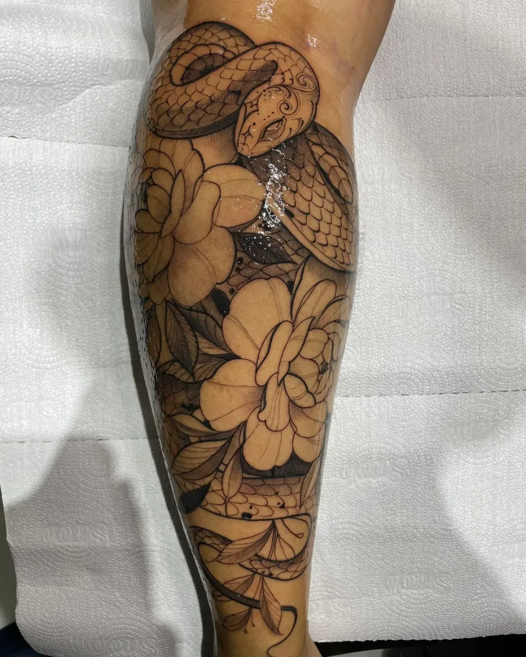 Serpente e peônias